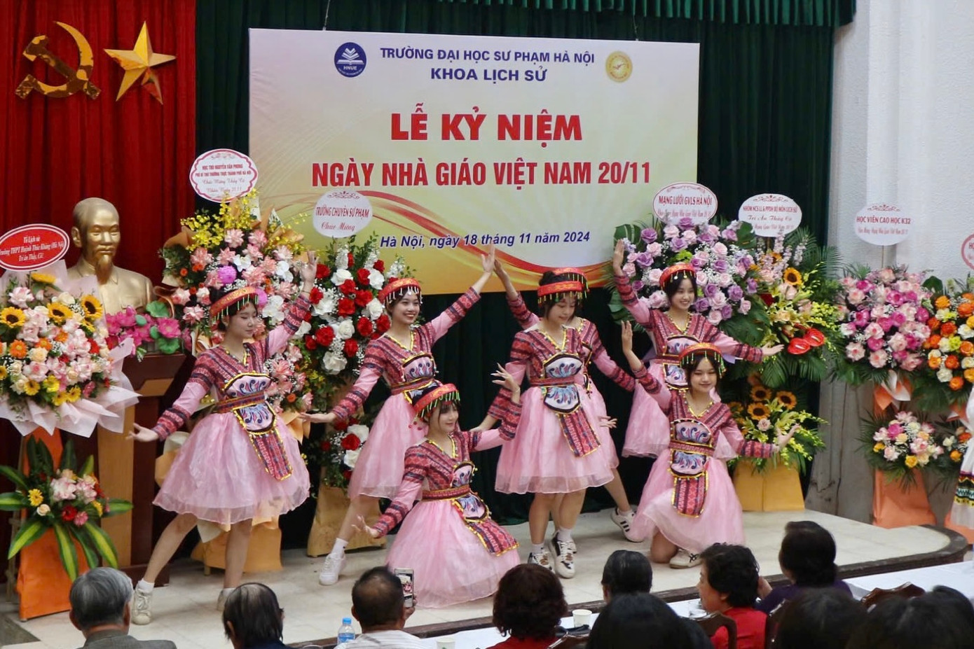 Thảo Chi biểu diễn cùng CLB Nghệ thuật trong Lễ Meeting Kỷ niệm Ngày Nhà giáo Việt Nam 20/11. Thảo Chi biểu diễn cùng CLB Nghệ thuật trong Lễ Meeting Kỷ niệm Ngày Nhà giáo Việt Nam 20/11.