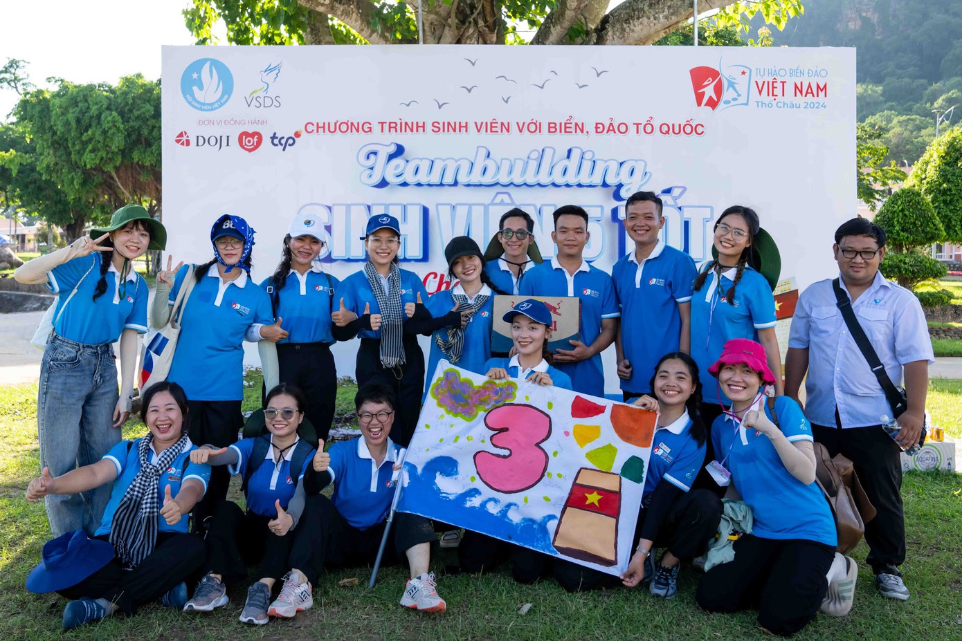 Yến Linh và các đại biểu sinh viên chụp ảnh kỷ niệm tại đảo Phú Quốc.