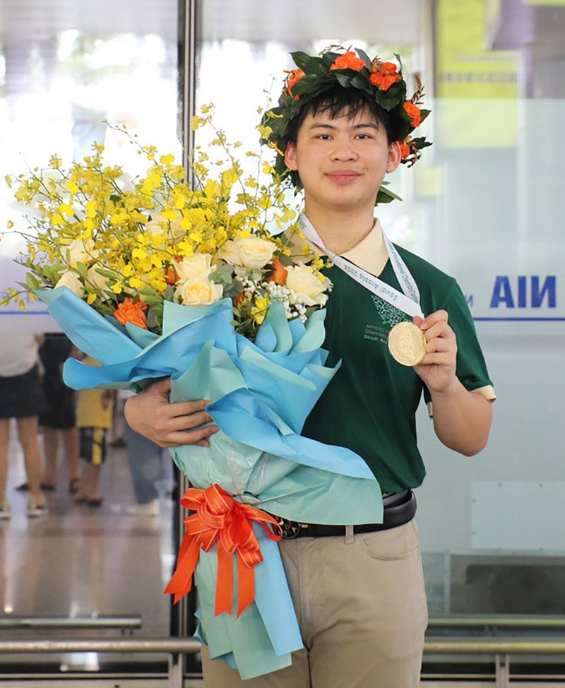 Sơn Hà giành Huy chương Vàng Kỳ thi Olympic Hóa học quốc tế (IChO). Sơn Hà giành Huy chương Vàng Kỳ thi Olympic Hóa học quốc tế (IChO).