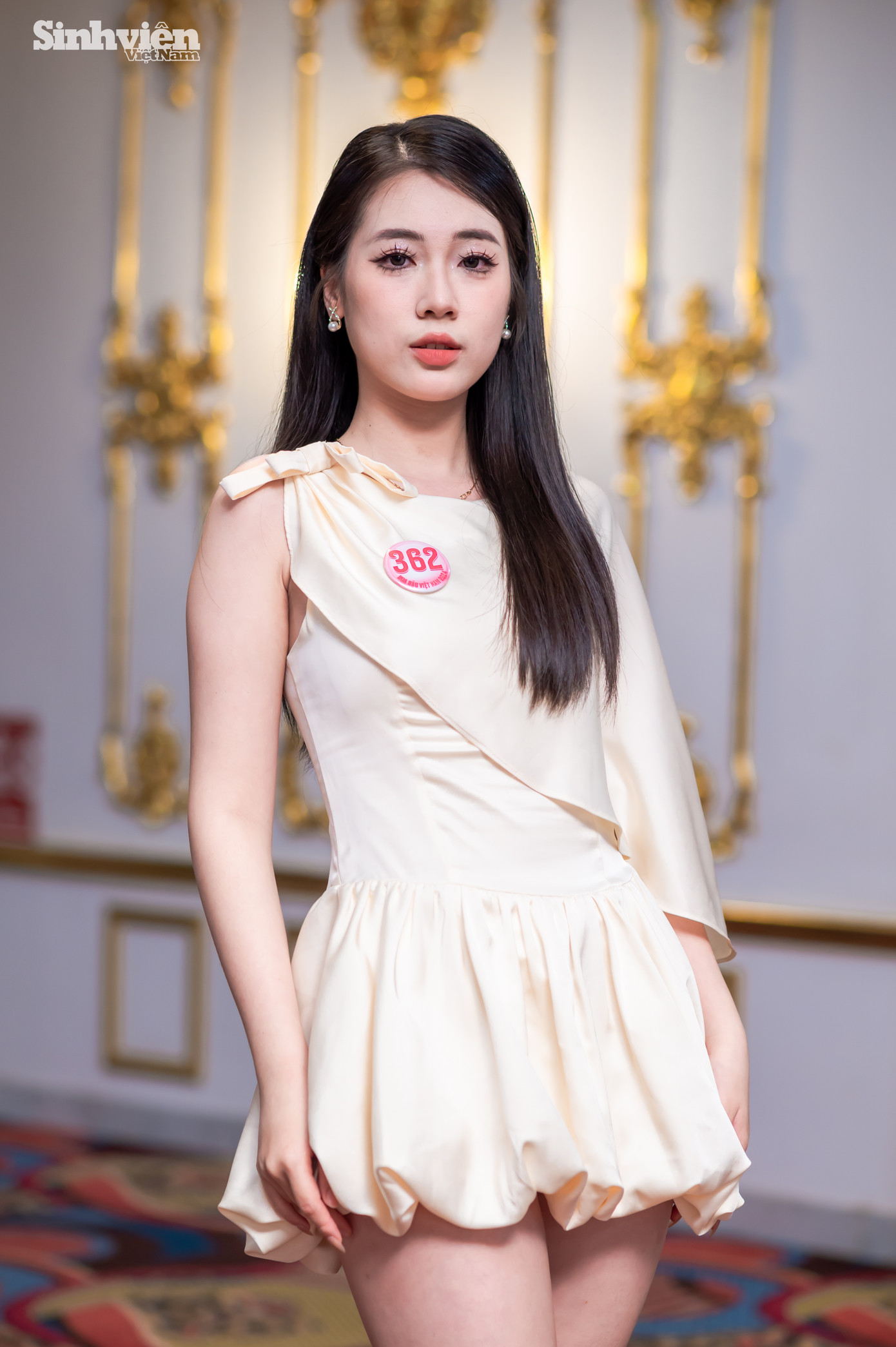 Khoảnh khắc nghe tên mình được xướng lên trong vòng Sơ khảo, Nguyễn Phương Chi (SBD 362) đã không giấu được sự bất ngờ xen lẫn lo lắng. Được góp mặt trong một cuộc thi nhan sắc danh giá bậc nhất Việt Nam là một vinh dự lớn, nhưng cũng là áp lực không nhỏ đối với cô gái trẻ. Dù chỉ có một ngày để chuẩn bị cho hành trình trong ngôi nhà chung cùng các thí sinh khác, Phương Chi hứa hẹn sẽ cố gắng hết mình để hoàn thành tốt lịch trình.