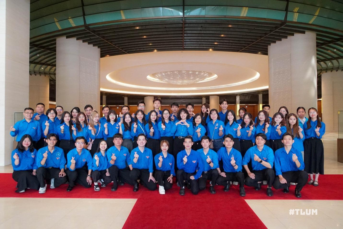 Chu Ngọc Thúy (người đứng đầu tiên bên phải hàng thứ hai). Chu Ngọc Thúy (người đứng đầu tiên bên phải hàng thứ hai).