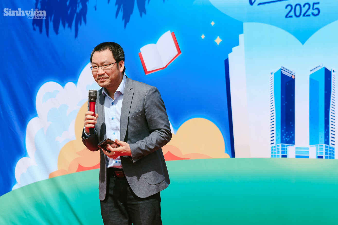 Phát biểu tại buổi lễ, Tiến sĩ Lê Anh Sơn - Phó Hiệu trưởng Nhà trường đã bày tỏ niềm hân hoan khi Trường Đại học Phenikaa tổ chức sự kiện ý nghĩa này. Ông nhấn mạnh rằng chủ đề của ngày hội năm nay không chỉ là một thông điệp mà còn là một lời kêu gọi sâu sắc đến toàn thể cộng đồng, đặc biệt là sinh viên, về việc nhìn nhận lại giá trị cốt lõi của tri thức trong kỷ nguyên mới. Theo Phó Hiệu trưởng, việc đọc sách ngày nay không đơn thuần là tiếp nhận thông tin mà còn là quá trình thấu hiểu sâu sắc, khơi gợi tư duy phản biện và sáng tạo, đồng thời bồi dưỡng những giá trị nhân văn sâu sắc trong tâm hồn mỗi người.