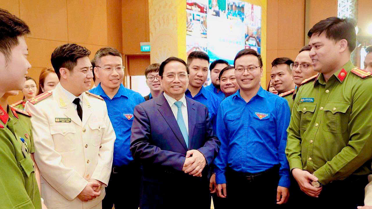 Anh Nguyễn Văn Khởi đã có vinh dự 3 lần tham dự chương trình Đối thoại với Thanh niên Việt Nam do Thủ tướng Chính phủ chủ trì. Anh Nguyễn Văn Khởi đã có vinh dự 3 lần tham dự chương trình Đối thoại với Thanh niên Việt Nam do Thủ tướng Chính phủ chủ trì.