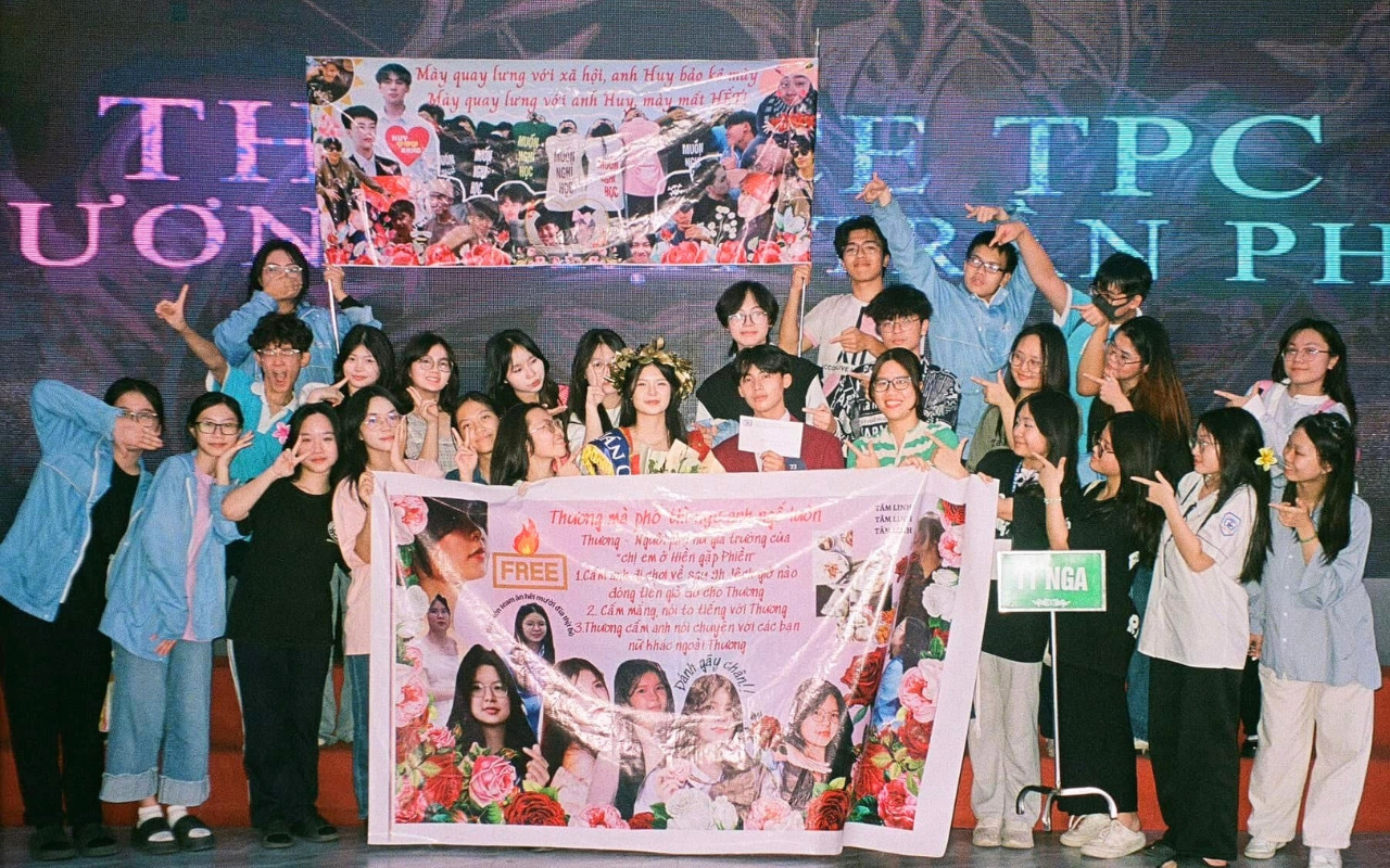 Các bạn học lớp chuyên Nga khóa 2022 - 2025 đến cổ vũ Huyền Thương tại cuộc thi The Face TPC 2024. Các bạn học lớp chuyên Nga khóa 2022 - 2025 đến cổ vũ Huyền Thương tại cuộc thi The Face TPC 2024.