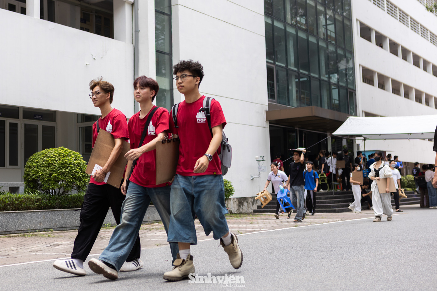 Sáng nay, hàng nghìn sĩ tử đã hoàn thành bài thi năng khiếu kéo dài 270 phút, một trong những điều kiện quan trọng để xét tuyển vào nhóm ngành Kiến trúc và Quy hoạch của HUCE. Buổi thi diễn ra nghiêm túc và kết thúc vào lúc 11 giờ 40. Sáng nay, hàng nghìn sĩ tử đã hoàn thành bài thi năng khiếu kéo dài 270 phút, một trong những điều kiện quan trọng để xét tuyển vào nhóm ngành Kiến trúc và Quy hoạch của HUCE. Buổi thi diễn ra nghiêm túc và kết thúc vào lúc 11 giờ 40.