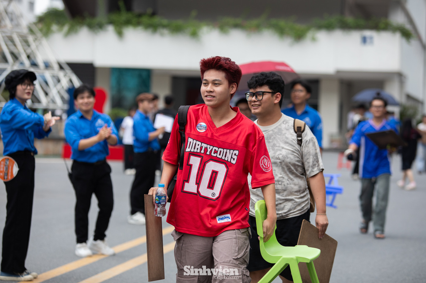 Sáng nay, hàng nghìn sĩ tử đã hoàn thành bài thi năng khiếu kéo dài 270 phút, một trong những điều kiện quan trọng để xét tuyển vào nhóm ngành Kiến trúc và Quy hoạch của HUCE. Buổi thi diễn ra nghiêm túc và kết thúc vào lúc 11 giờ 40. Sáng nay, hàng nghìn sĩ tử đã hoàn thành bài thi năng khiếu kéo dài 270 phút, một trong những điều kiện quan trọng để xét tuyển vào nhóm ngành Kiến trúc và Quy hoạch của HUCE. Buổi thi diễn ra nghiêm túc và kết thúc vào lúc 11 giờ 40.