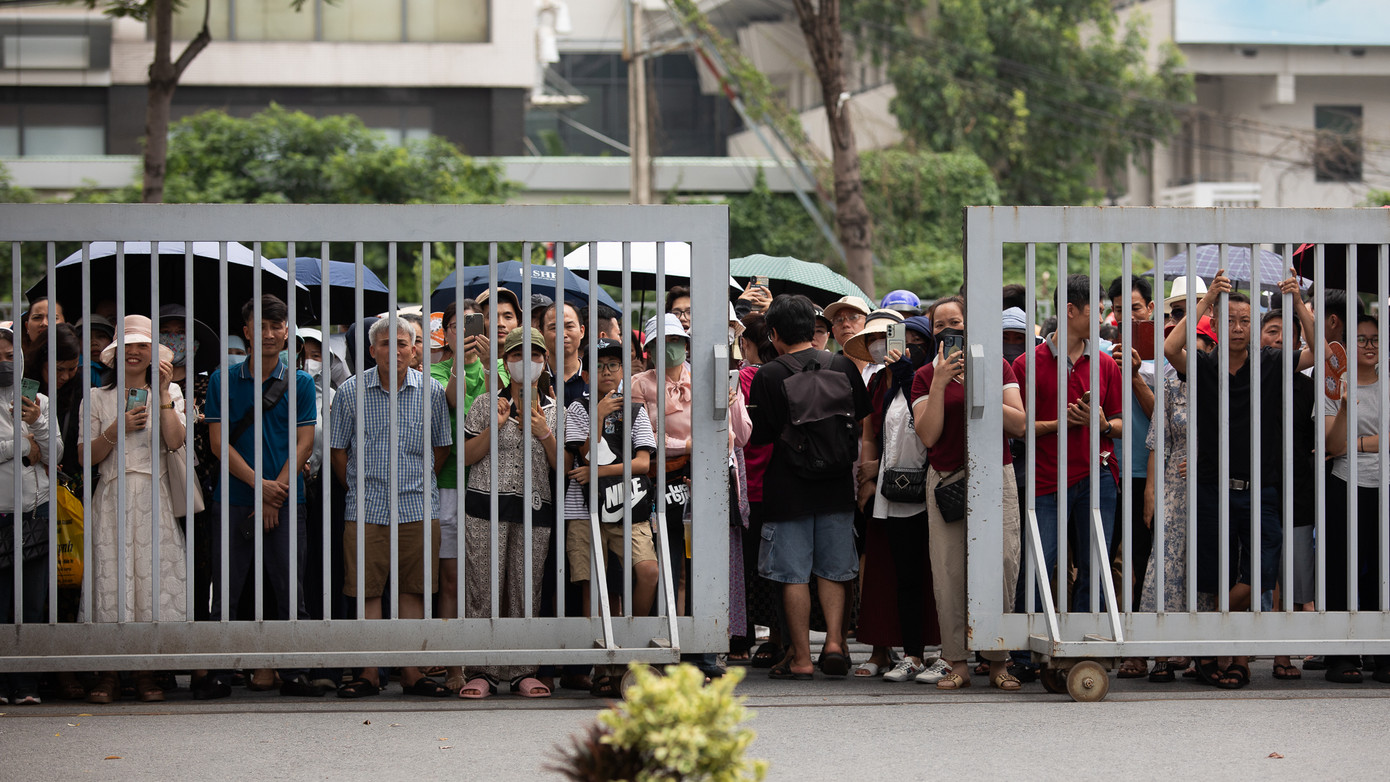 Phụ huynh đứng kín cổng trước Trường Đại học Xây dựng Hà Nội chờ các sĩ tử. Phụ huynh đứng kín cổng trước Trường Đại học Xây dựng Hà Nội chờ các sĩ tử.