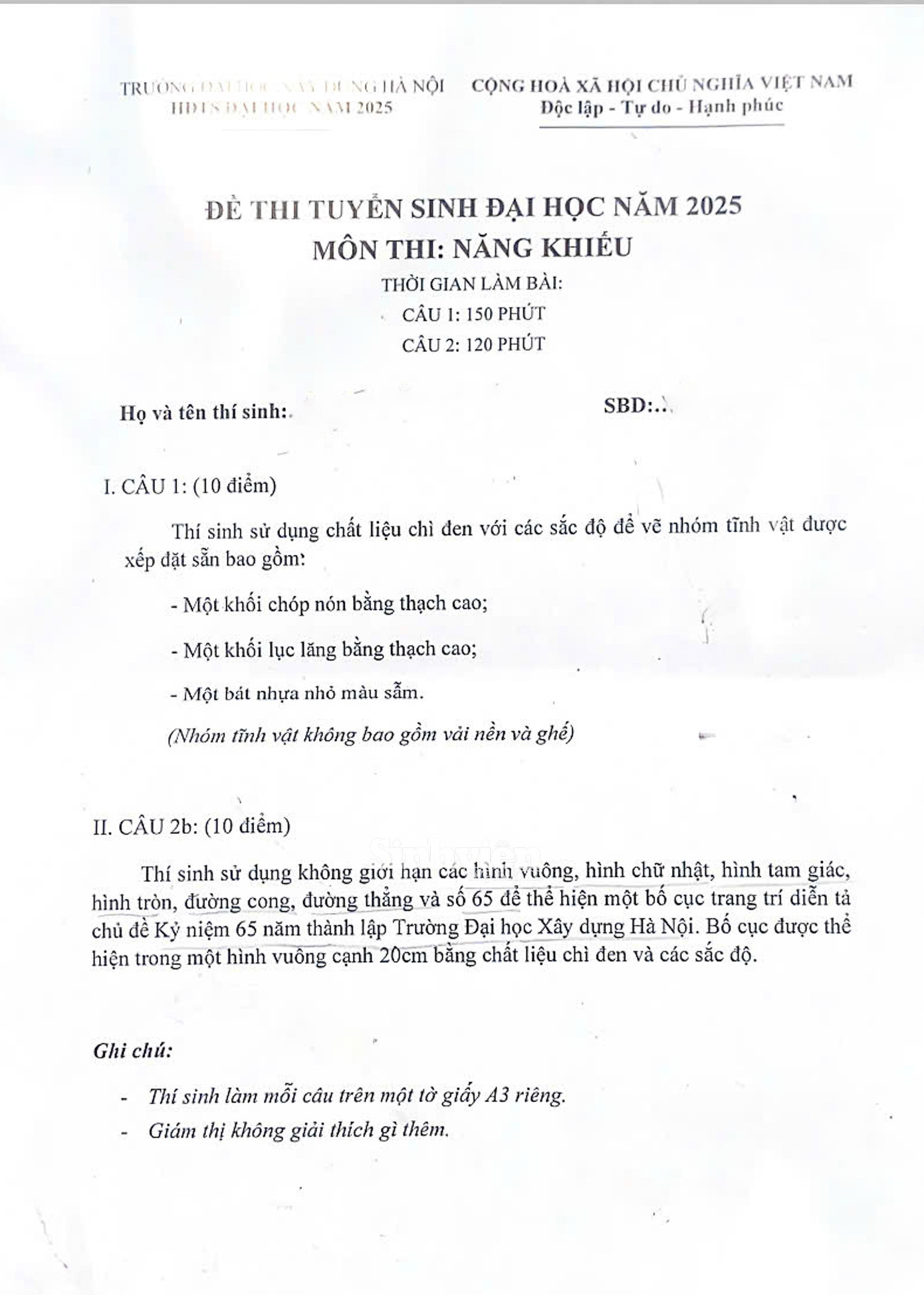 Đề thi năm nay vẫn giữ cấu trúc hai phần quen thuộc. Phần vẽ tĩnh vật được đa số thí sinh đánh giá là khá dễ, trong khi phần phác thảo không gian có tính thử thách hơn. Đề thi năm nay vẫn giữ cấu trúc hai phần quen thuộc. Phần vẽ tĩnh vật được đa số thí sinh đánh giá là khá dễ, trong khi phần phác thảo không gian có tính thử thách hơn.