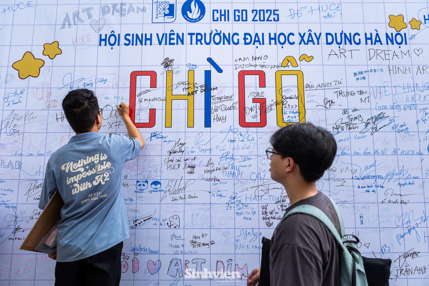 Nhiều thí sinh để lại chữ ký, gửi gắm hy vọng đỗ vào trường. Nhiều thí sinh để lại chữ ký, gửi gắm hy vọng đỗ vào trường.