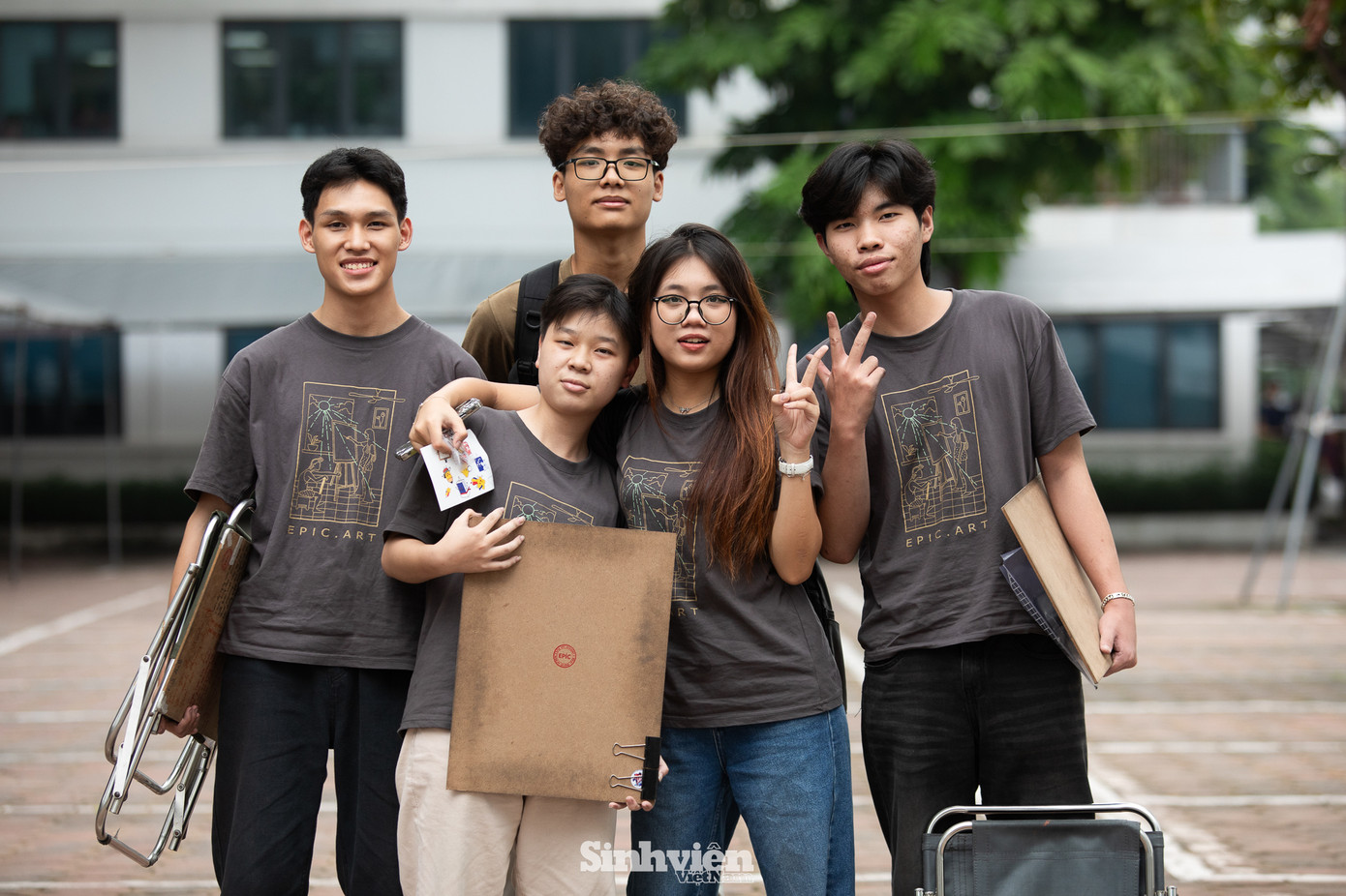 Ghi nhận tại điểm thi, không khí cởi mở, vui vẻ bao trùm khi các thí sinh bắt đầu ra về. Bạn Nam Khánh, đến từ Thạch Thất (Hà Nội), vui vẻ chia sẻ: "Trường Đại học Xây dựng là trường duy nhất em đăng ký thi năng khiếu. Em thấy đề thi khá vừa sức và em làm được bài". Chia sẻ cụ thể hơn, một nhóm học viên đến từ Epic Art cho biết: "Đề tĩnh vật khá dễ ạ, còn đề phác hoạ thì chúng em thấy phụ thuộc vào kỹ năng của mỗi bạn. Đề không khó, không hề đánh đố." Đặc biệt, khi so sánh với kỳ thi của các trường khác, nhóm bạn này nhận định: "So với đề thi của Đại học Kiến trúc thì em thấy đề này dễ thở hơn nhiều." Đây cũng là ý kiến được nhiều thí sinh khác đồng tình, cho rằng đề thi tạo điều kiện cho các thí sinh thể hiện đúng năng lực mà không gây áp lực không cần thiết. Ghi nhận tại điểm thi, không khí cởi mở, vui vẻ bao trùm khi các thí sinh bắt đầu ra về. Bạn Nam Khánh, đến từ Thạch Thất (Hà Nội), vui vẻ chia sẻ: "Trường Đại học Xây dựng là trường duy nhất em đăng ký thi năng khiếu. Em thấy đề thi khá vừa sức và em làm được bài". Chia sẻ cụ thể hơn, một nhóm học viên đến từ Epic Art cho biết: "Đề tĩnh vật khá dễ ạ, còn đề phác hoạ thì chúng em thấy phụ thuộc vào kỹ năng của mỗi bạn. Đề không khó, không hề đánh đố." Đặc biệt, khi so sánh với kỳ thi của các trường khác, nhóm bạn này nhận định: "So với đề thi của Đại học Kiến trúc thì em thấy đề này dễ thở hơn nhiều." Đây cũng là ý kiến được nhiều thí sinh khác đồng tình, cho rằng đề thi tạo điều kiện cho các thí sinh thể hiện đúng năng lực mà không gây áp lực không cần thiết.