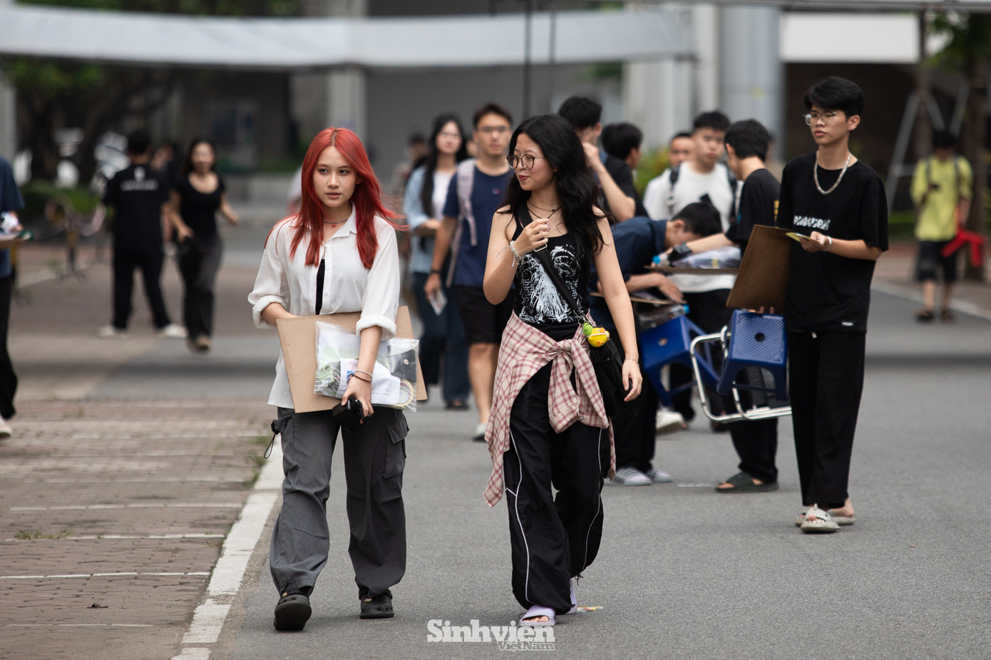 Sáng nay, hàng nghìn sĩ tử đã hoàn thành bài thi năng khiếu kéo dài 270 phút, một trong những điều kiện quan trọng để xét tuyển vào nhóm ngành Kiến trúc và Quy hoạch của HUCE. Buổi thi diễn ra nghiêm túc và kết thúc vào lúc 11 giờ 40. Sáng nay, hàng nghìn sĩ tử đã hoàn thành bài thi năng khiếu kéo dài 270 phút, một trong những điều kiện quan trọng để xét tuyển vào nhóm ngành Kiến trúc và Quy hoạch của HUCE. Buổi thi diễn ra nghiêm túc và kết thúc vào lúc 11 giờ 40.