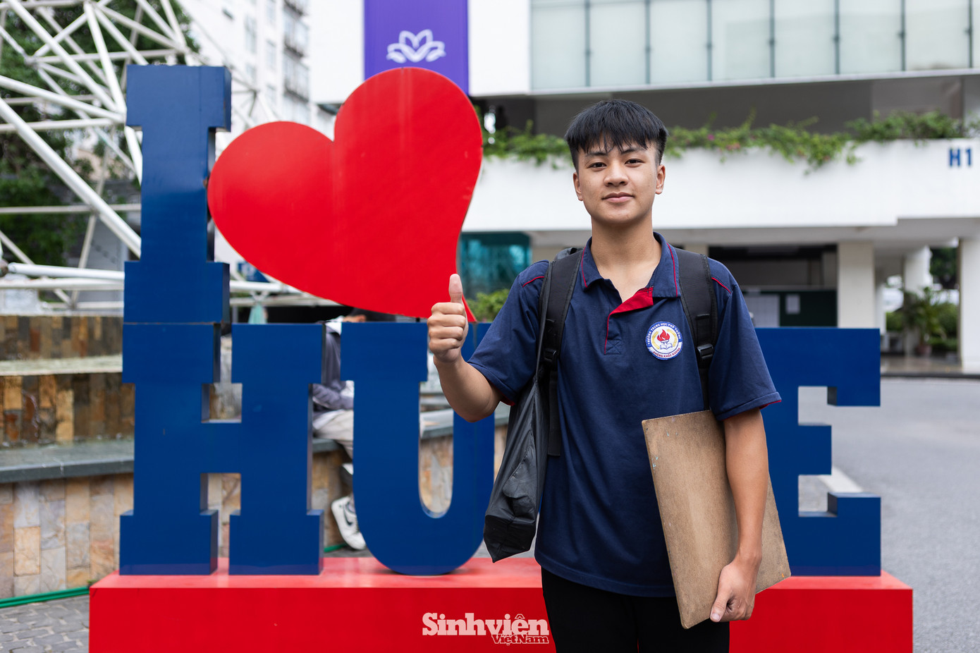 Ghi nhận tại điểm thi, không khí cởi mở, vui vẻ bao trùm khi các thí sinh bắt đầu ra về. Bạn Nam Khánh, đến từ Thạch Thất (Hà Nội), vui vẻ chia sẻ: "Trường Đại học Xây dựng là trường duy nhất em đăng ký thi năng khiếu. Em thấy đề thi khá vừa sức và em làm được bài". Chia sẻ cụ thể hơn, một nhóm học viên đến từ Epic Art cho biết: "Đề tĩnh vật khá dễ ạ, còn đề phác hoạ thì chúng em thấy phụ thuộc vào kỹ năng của mỗi bạn. Đề không khó, không hề đánh đố." Đặc biệt, khi so sánh với kỳ thi của các trường khác, nhóm bạn này nhận định: "So với đề thi của Đại học Kiến trúc thì em thấy đề này dễ thở hơn nhiều." Đây cũng là ý kiến được nhiều thí sinh khác đồng tình, cho rằng đề thi tạo điều kiện cho các thí sinh thể hiện đúng năng lực mà không gây áp lực không cần thiết. Ghi nhận tại điểm thi, không khí cởi mở, vui vẻ bao trùm khi các thí sinh bắt đầu ra về. Bạn Nam Khánh, đến từ Thạch Thất (Hà Nội), vui vẻ chia sẻ: "Trường Đại học Xây dựng là trường duy nhất em đăng ký thi năng khiếu. Em thấy đề thi khá vừa sức và em làm được bài". Chia sẻ cụ thể hơn, một nhóm học viên đến từ Epic Art cho biết: "Đề tĩnh vật khá dễ ạ, còn đề phác hoạ thì chúng em thấy phụ thuộc vào kỹ năng của mỗi bạn. Đề không khó, không hề đánh đố." Đặc biệt, khi so sánh với kỳ thi của các trường khác, nhóm bạn này nhận định: "So với đề thi của Đại học Kiến trúc thì em thấy đề này dễ thở hơn nhiều." Đây cũng là ý kiến được nhiều thí sinh khác đồng tình, cho rằng đề thi tạo điều kiện cho các thí sinh thể hiện đúng năng lực mà không gây áp lực không cần thiết.