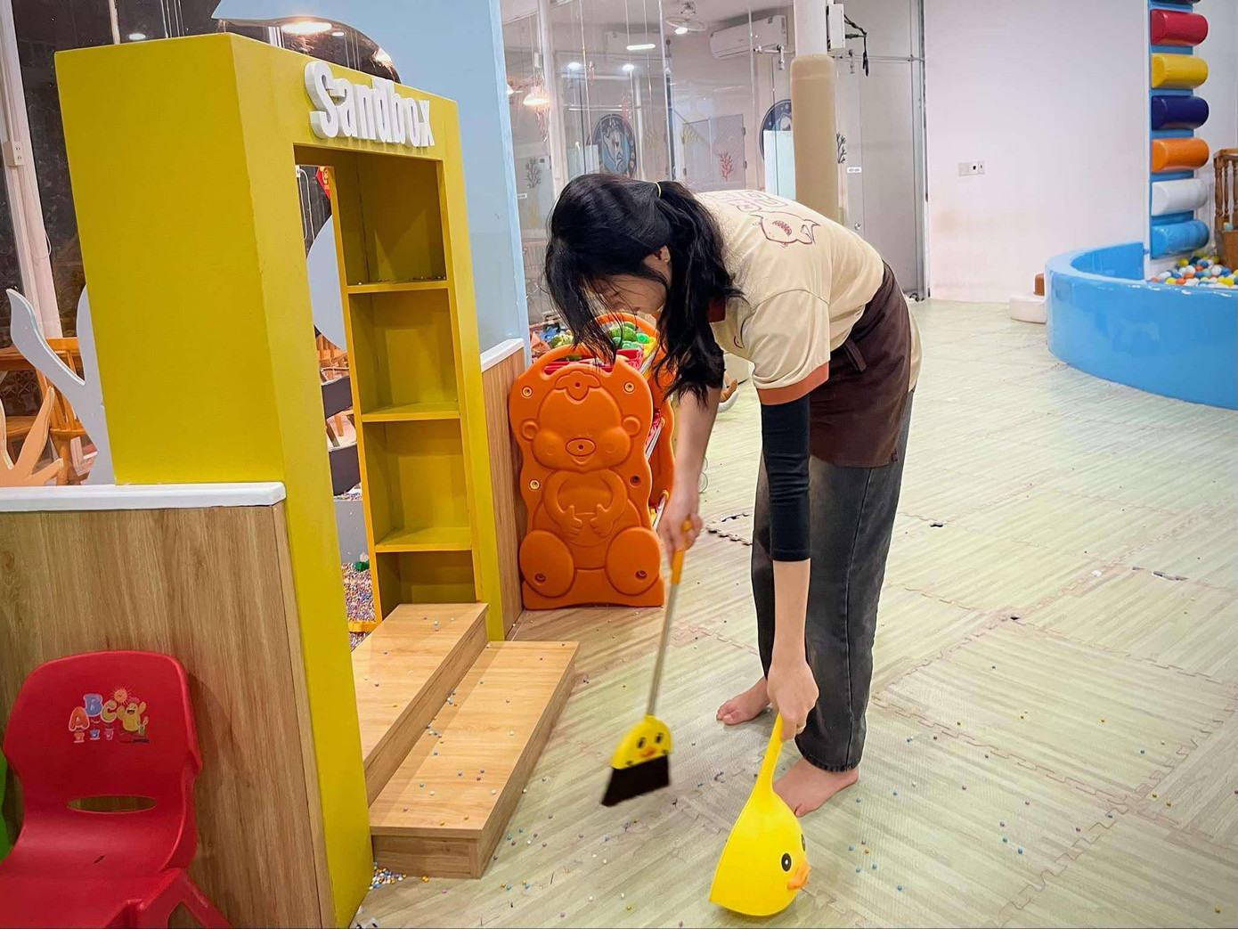 Thúy Nga làm nhân viên phục vụ tại một quán cà phê trên địa bàn thành phố Huế. Thúy Nga làm nhân viên phục vụ tại một quán cà phê trên địa bàn thành phố Huế.