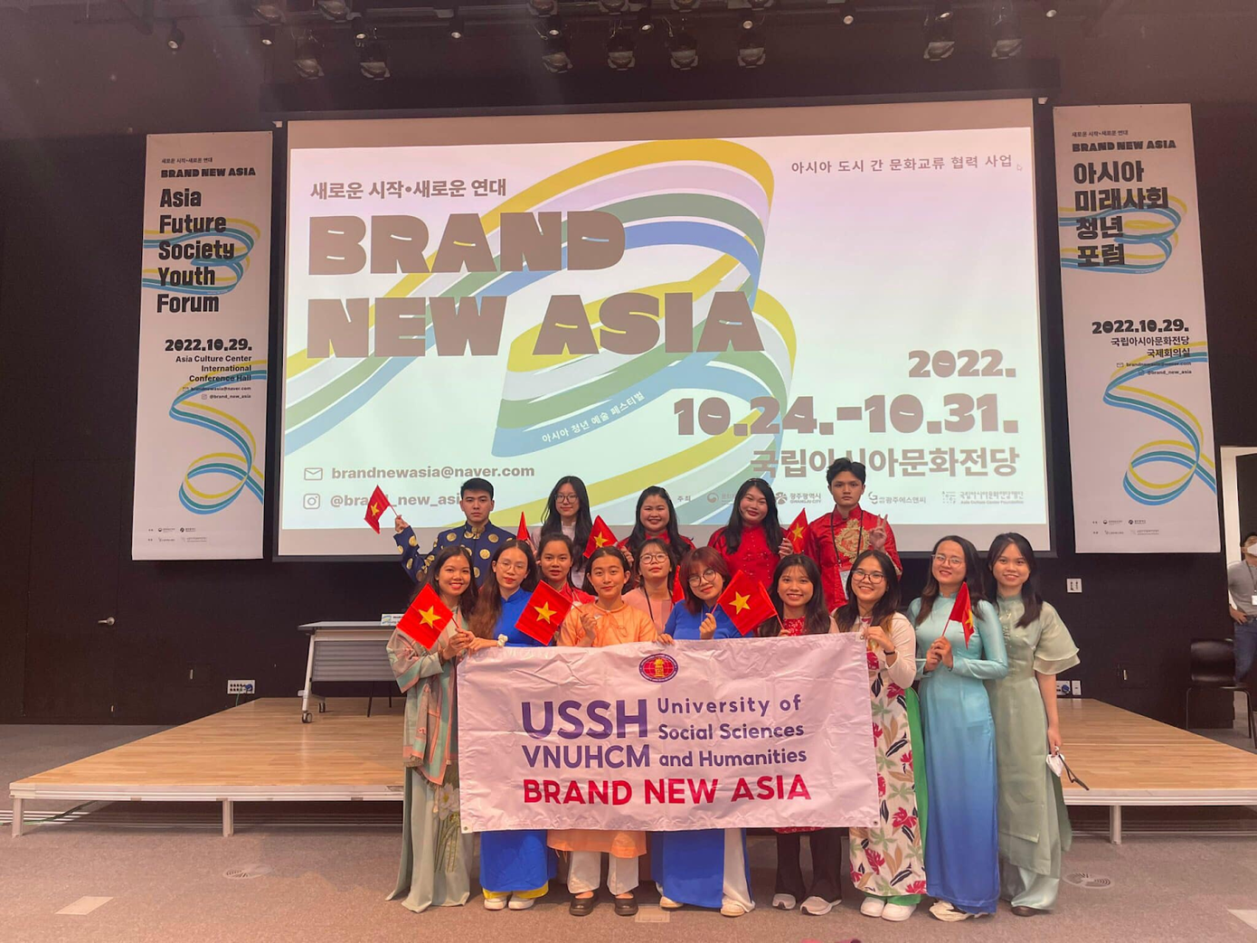 Hồng Đào dẫn đoàn sinh viên tham gia chương trình giao lưu văn hoá “Brand New Asia” tại Hàn Quốc. Hồng Đào dẫn đoàn sinh viên tham gia chương trình giao lưu văn hoá “Brand New Asia” tại Hàn Quốc.