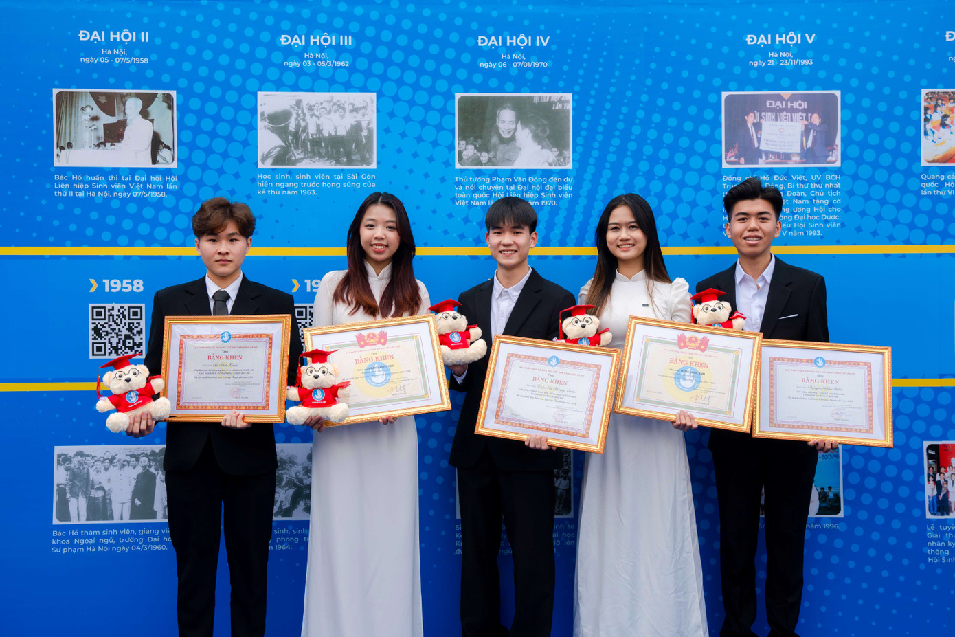 Đỗ Anh Tuấn cùng các đại diện đến từ Đại học Kinh tế Quốc dân tham dự chương trình Tuyên dương Sinh viên 5 tốt các cấp và Giải thưởng Sao tháng Giêng năm 2024 được tổ chức bởi Hội Sinh viên Việt Nam thành phố Hà Nội. Đỗ Anh Tuấn cùng các đại diện đến từ Đại học Kinh tế Quốc dân tham dự chương trình Tuyên dương Sinh viên 5 tốt các cấp và Giải thưởng Sao tháng Giêng năm 2024 được tổ chức bởi Hội Sinh viên Việt Nam thành phố Hà Nội.