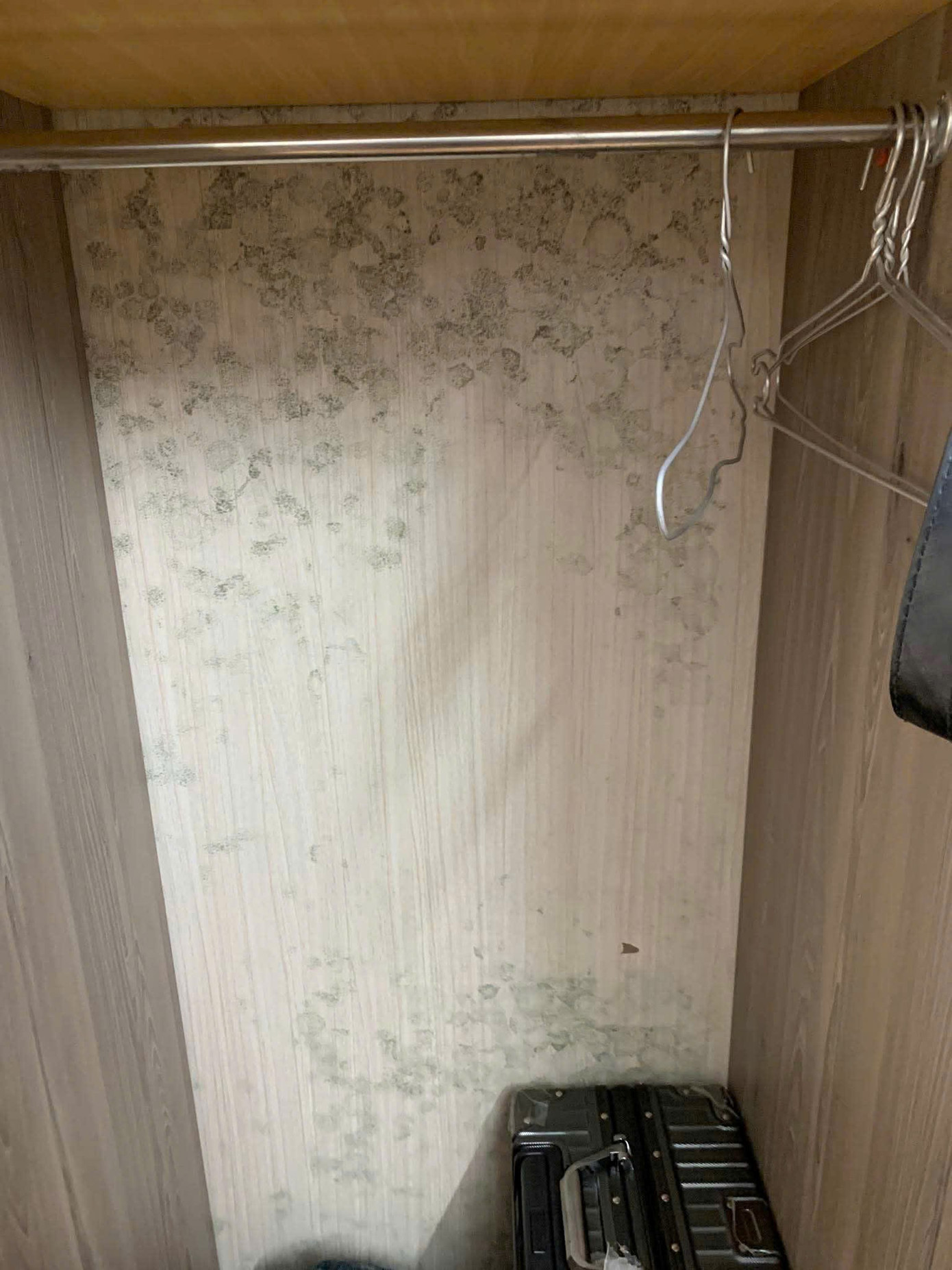 Nồm ẩm là nguyên nhân chính khiến đồ đạc trong phòng trở nên ẩm mốc. (Ảnh: Phạm Xuân Bách)