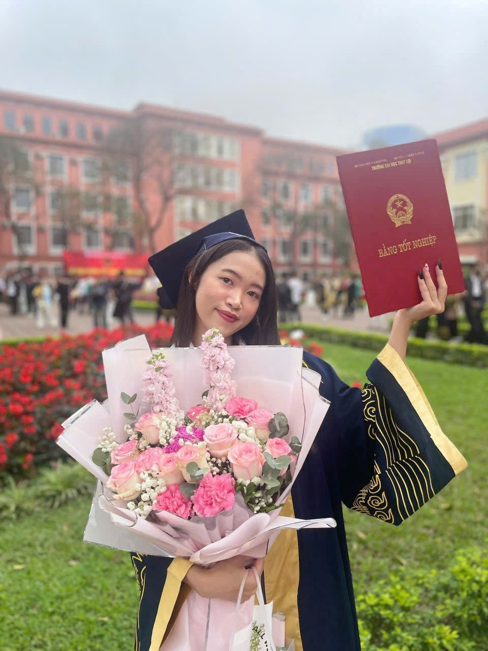 Meemee Thongvilayvan rạng rỡ trong Lễ tốt nghiệp tại Trường Đại học Thủy lợi – dấu mốc khép lại hành trình 4,5 năm học tập đầy nỗ lực trên đất Việt. Meemee Thongvilayvan rạng rỡ trong Lễ tốt nghiệp tại Trường Đại học Thủy lợi – dấu mốc khép lại hành trình 4,5 năm học tập đầy nỗ lực trên đất Việt.