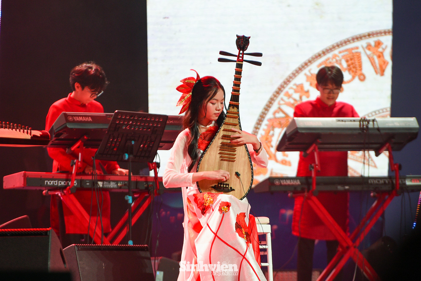 Điểm nhấn đặc biệt làm nên sức hút của các tiết mục chính là sự hòa quyện độc đáo giữa âm nhạc truyền thống và âm nhạc hiện đại. Sự kết hợp nhuần nhuyễn, đầy tinh tế giữa các nhạc cụ dân tộc quen thuộc như đàn bầu, đàn tranh, đàn nhị, đàn đá với âm nhạc điện tử sôi động, hiện đại đã tạo nên những màn trình diễn thực sự ấn tượng và khác biệt, mang đến trải nghiệm âm nhạc mới lạ, đầy cảm xúc cho đông đảo khán giả theo dõi.