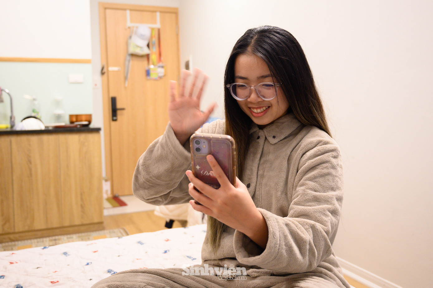 Xa nhà, những phút giây gọi về cho gia đình trở thành những khoảnh khắc bình yên nhất đối với Ngọc Trâm. Cô thường dành thời gian tối trò chuyện với bố mẹ và cảm nhận tình yêu thương dù cách xa hàng trăm cây số. Mỗi cuộc gọi là một liều thuốc tinh thần giúp cô thêm vững vàng giữa thành phố xa lạ.