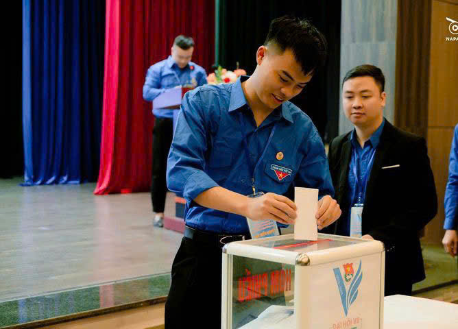 Việt Hưng hy vọng các bạn sinh viên với tuổi trẻ thanh niên, hãy can đảm ước mơ, hãy không ngừng nỗ lực, và hãy sống với một tinh thần sẵn sàng cho đi. Việt Hưng hy vọng các bạn sinh viên với tuổi trẻ thanh niên, hãy can đảm ước mơ, hãy không ngừng nỗ lực, và hãy sống với một tinh thần sẵn sàng cho đi.