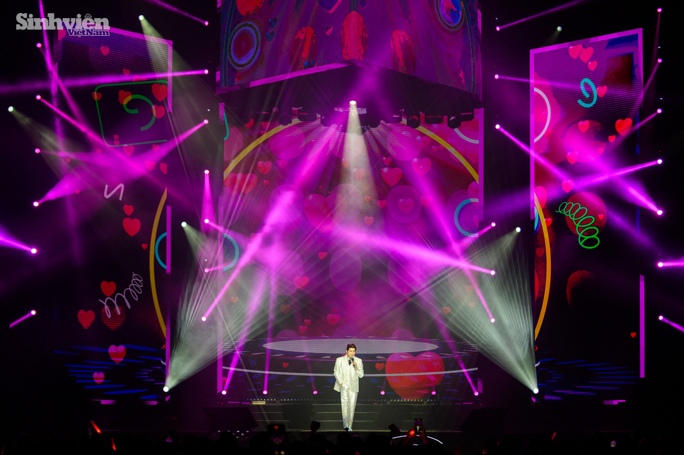 Thần thái ngôi sao của nam ca sĩ khiến khán giả &apos;đứng ngồi không yên&apos;.