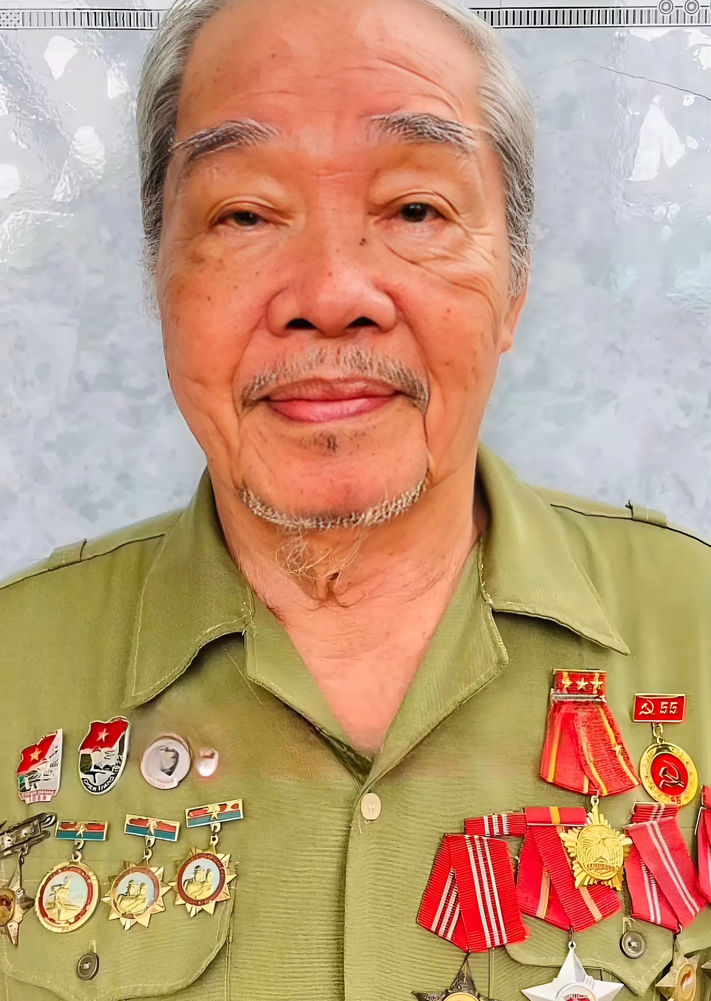 Cụ Đoàn Tước giờ đã bước vào tuổi 90, tóc đã bạc trắng, những dấu tích chiến tranh vẫn in hằn trên cơ thể nhưng cụ vẫn minh mẫn kể lại những câu chuyện thuở thiếu thời xung phong trận mạc (Ảnh NVCC)