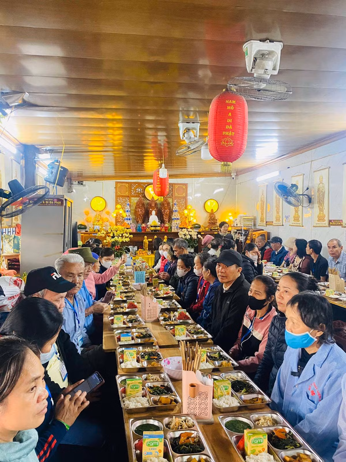 Giữa lòng thành phố, những bữa cơm thiện nguyện giản dị mang đến sự ấm áp – nơi Hùng Anh tìm thấy ý nghĩa của sự cống hiến thầm lặng.