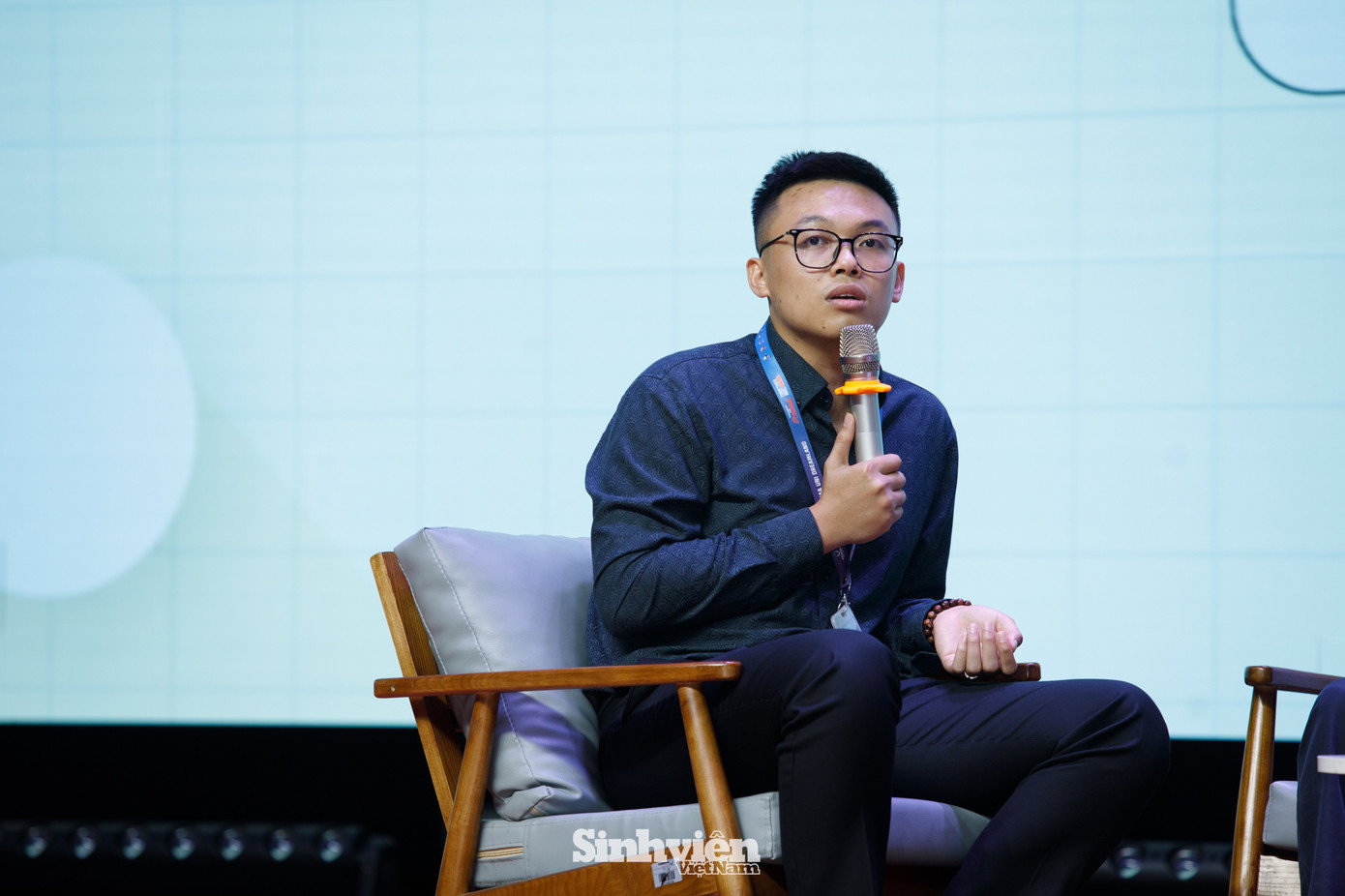 Đáp lại tinh thần hăng say học hỏi của các bạn sinh viên, các diễn giả đã tâm huyết chia sẻ những kiến thức, kinh nghiệm thực tế để sinh viên sẵn sàng tự lập trong kỷ nguyên số. Theo các diễn giả, bằng cách làm chủ công nghệ (như AI) song song với việc củng cố kiến thức nền tảng, xây dựng thương hiệu cá nhân... sinh viên có thể tự tin đứng vững trong thị trường lao động.