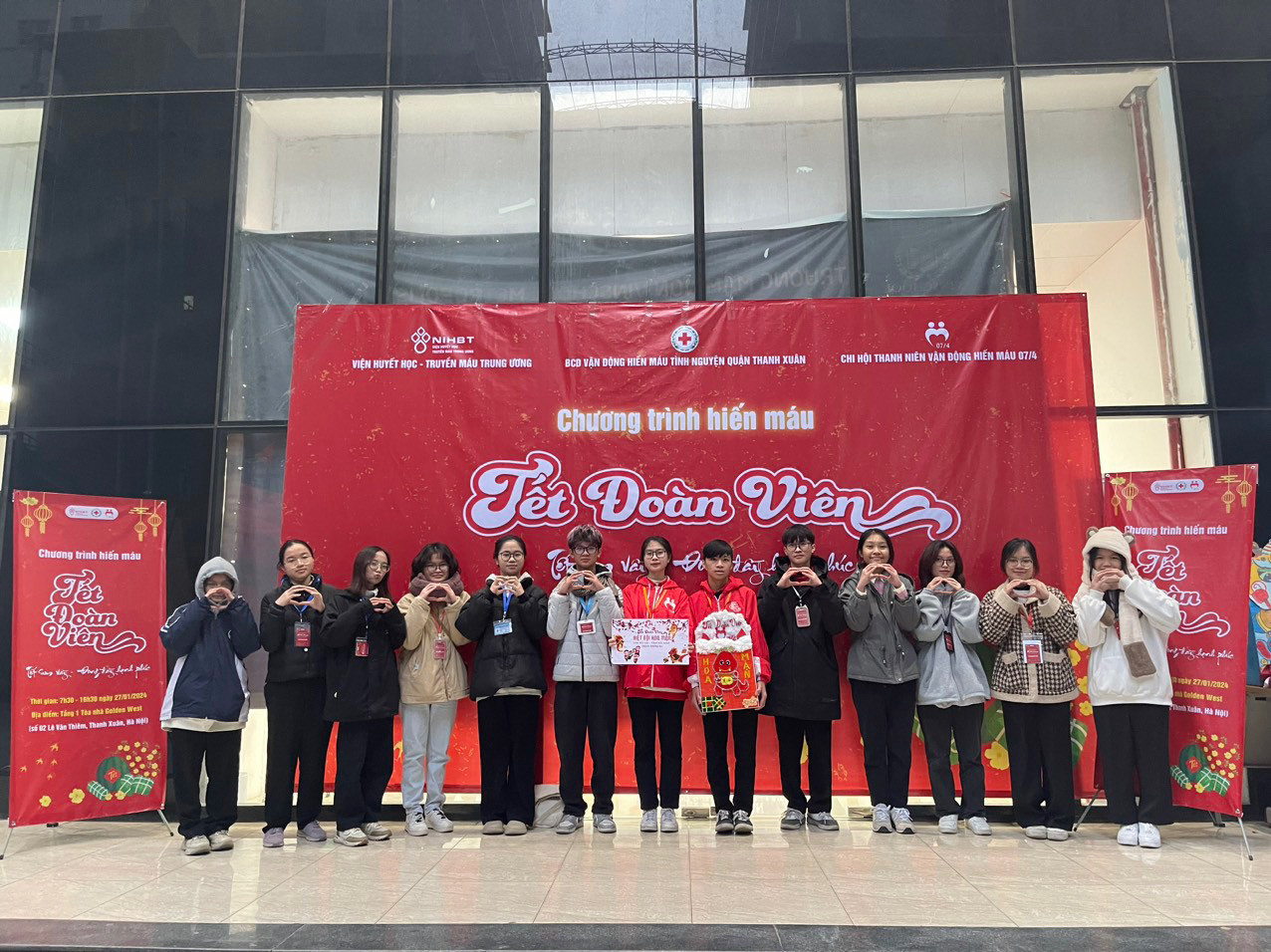 Dương Thị Thảo (thứ 2 từ phải sang) - tham gia các hoạt động cộng đồng.