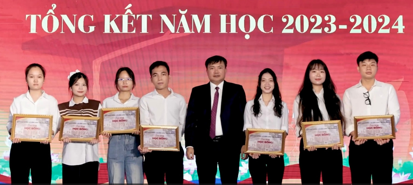 PGS,TS. Đỗ Văn Quang - Phó Hiệu trưởng, Giám đốc Phân hiệu trao học bổng Lê Văn Kiểm dành cho sinh viên Xuất sắc. PGS,TS. Đỗ Văn Quang - Phó Hiệu trưởng, Giám đốc Phân hiệu trao học bổng Lê Văn Kiểm dành cho sinh viên Xuất sắc.
