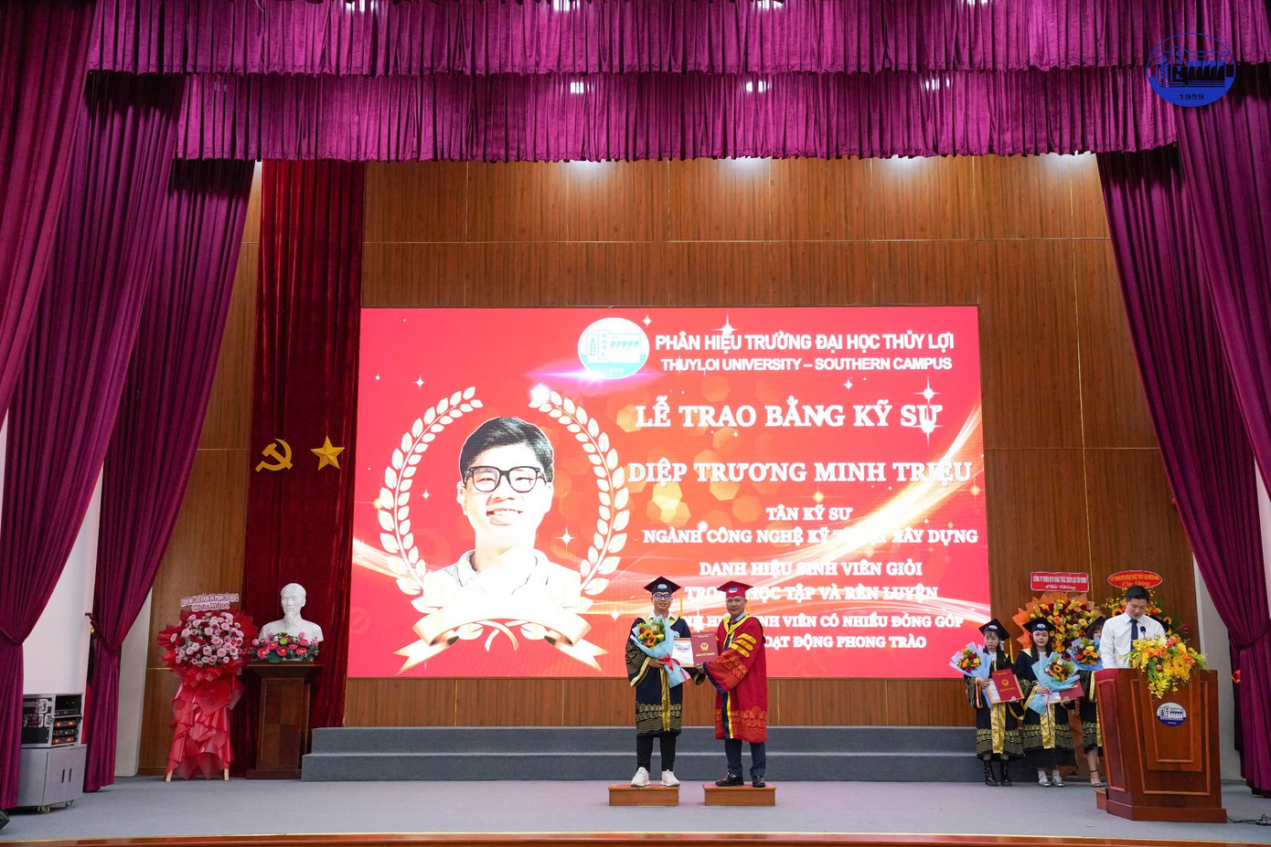 PGS,TS. Đỗ Văn Quang - Phó Hiệu trưởng, Giám đốc Phân hiệu trao bằng tốt nghiệp. PGS,TS. Đỗ Văn Quang - Phó Hiệu trưởng, Giám đốc Phân hiệu trao bằng tốt nghiệp.