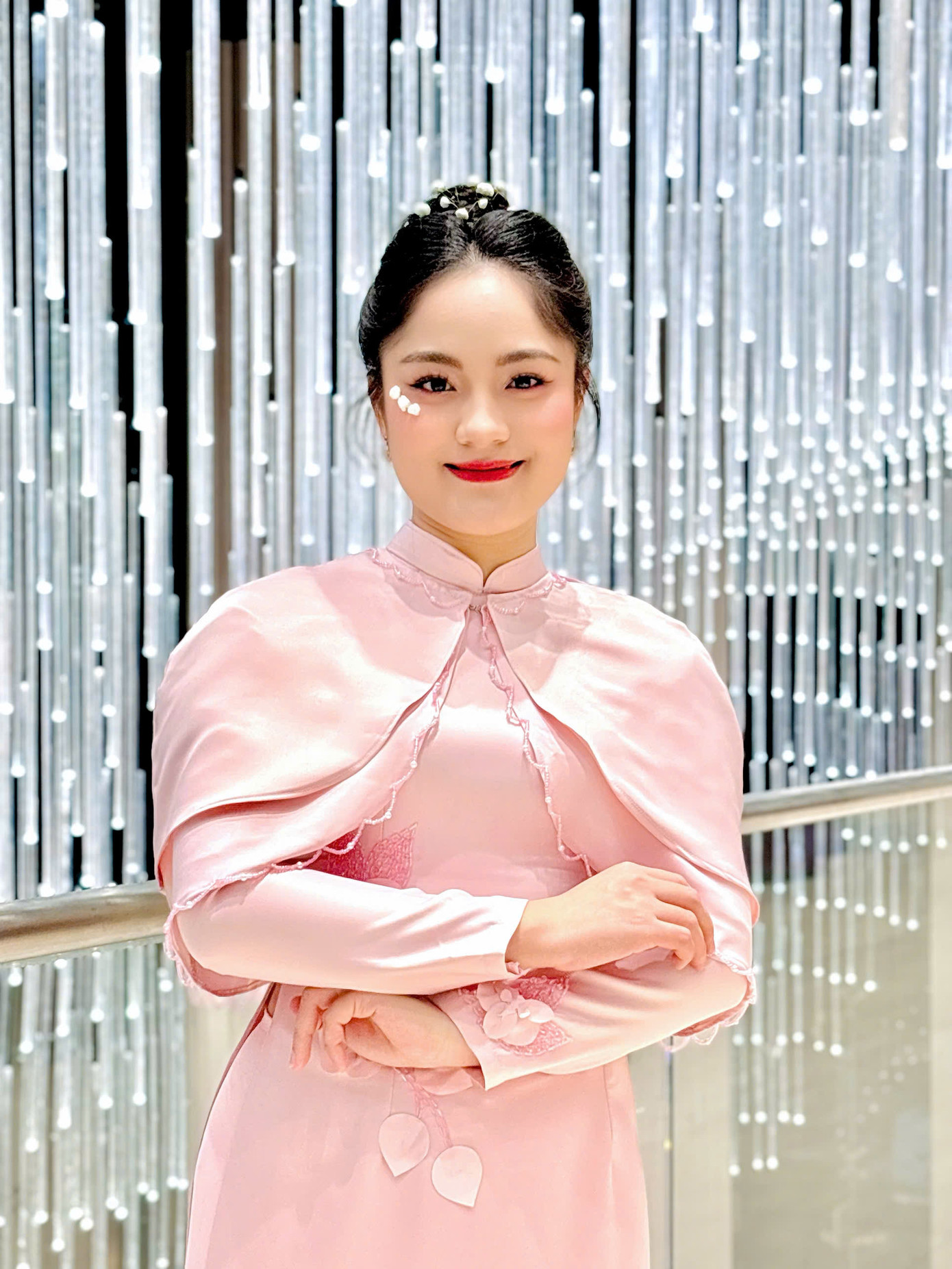 Khi biểu diễn, cô thường chọn phong cách thanh lịch, trưởng thành, phù hợp với dòng nhạc cổ điển và opera.