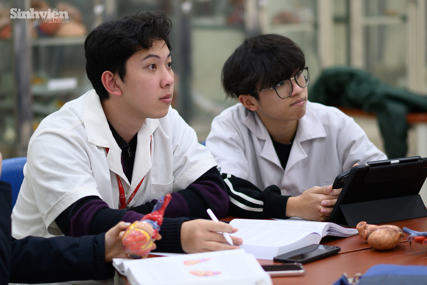 Với khối lượng kiến thức khổng lồ, Quang Đức (trái) nghe giảng một cách tập trung nhất, bởi chỉ một phút lơ là cũng có thể bỏ lỡ những kiến thức vô cùng quan trọng.
