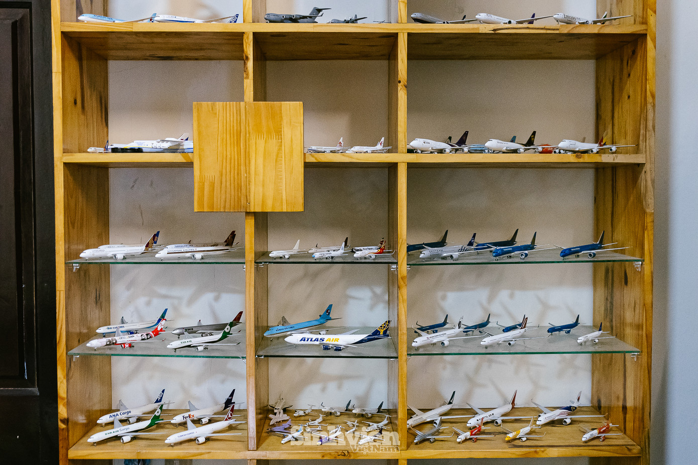 Để có được bộ sưu tập &quot;khủng&quot; như hiện tại, Dương đã trải qua một hành trình &quot;săn lùng&quot; đầy gian nan. Trước đây, mô hình máy bay không phổ biến như bây giờ. Cậu chỉ có thể mua ở một cửa hàng duy nhất tại TP.HCM. Tuy nhiên, trong 3 năm trở lại đây, thị trường mô hình máy bay tại Hà Nội đã phát triển hơn, giúp cậu thuận tiện hơn trong việc sưu tầm. Dương cũng thường xuyên giao lưu, trao đổi với các thành viên trong câu lạc bộ.