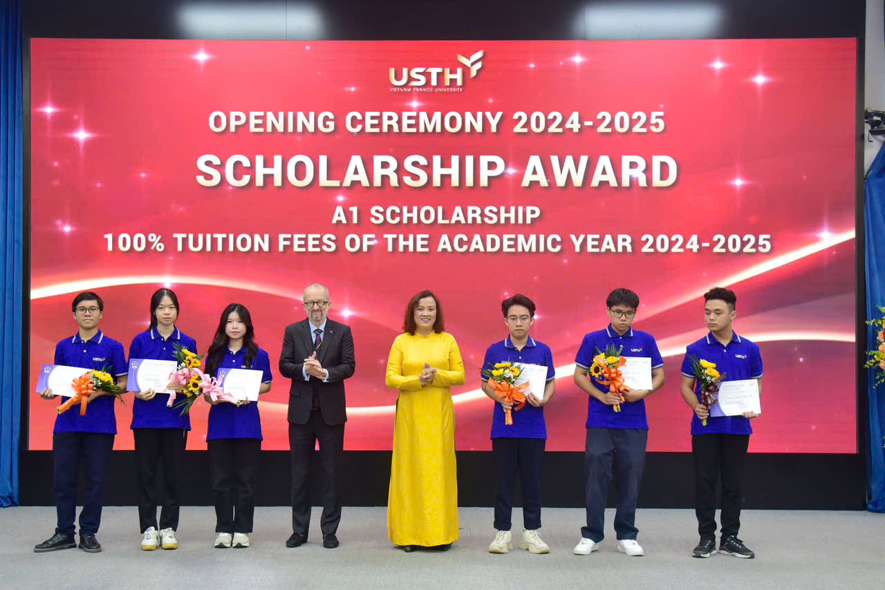 Giáo sư, Tiến sĩ Đinh Thị Mai Thanh trao học bổng cho sinh viên USTH. Giáo sư, Tiến sĩ Đinh Thị Mai Thanh trao học bổng cho sinh viên USTH.