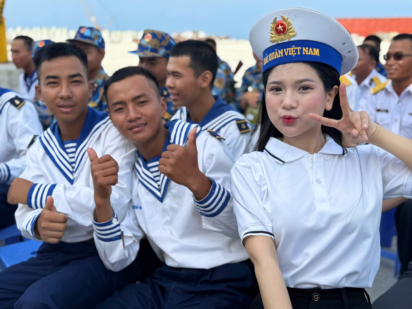 An Thu An giao lưu, trao gửi lời ca tiếng hát đầy cảm xúc đến các chiến sĩ đảo Đá Lớn. An Thu An giao lưu, trao gửi lời ca tiếng hát đầy cảm xúc đến các chiến sĩ đảo Đá Lớn.