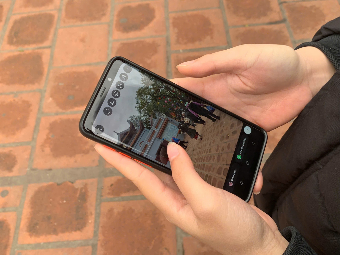 Chia sẻ khoảnh khắc là một phần không thể thiếu của giới trẻ. Chia sẻ khoảnh khắc là một phần không thể thiếu của giới trẻ.