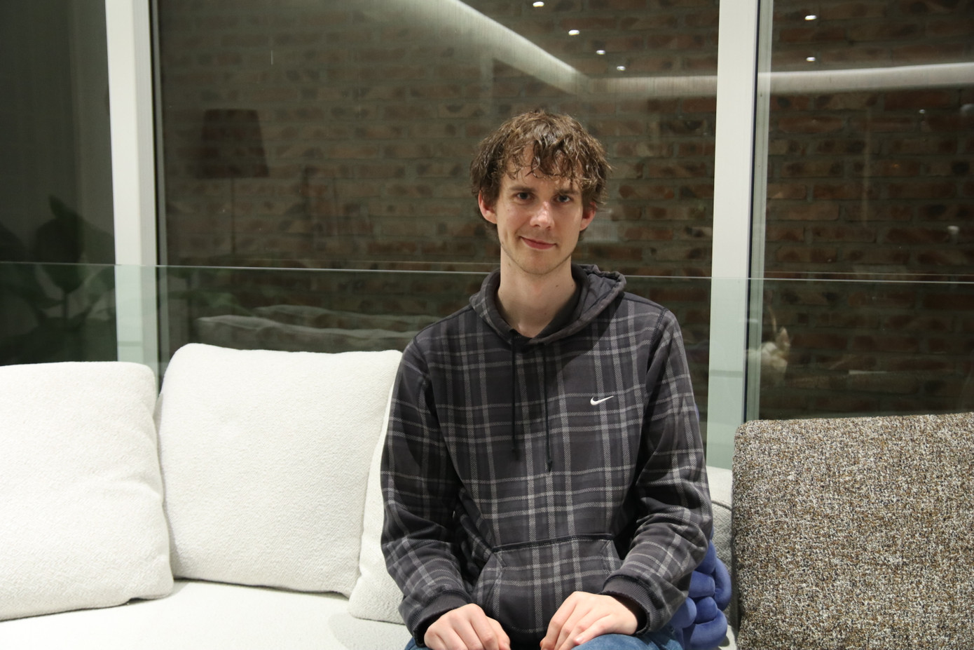 Moritz Tontsch (nghệ sĩ đa ngành) hiện đang theo học lớp của nghệ sĩ Haegue Yang, trường nghệ thuật Städelschule, Đức.