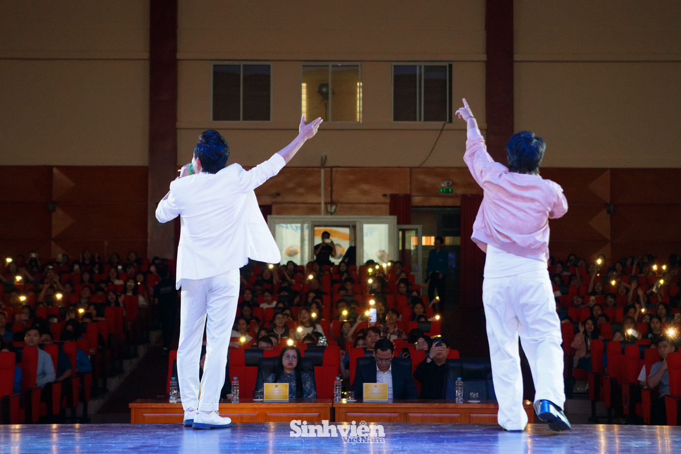 Hai ca sĩ nhanh chóng khuấy động không khí hội trường, làm chủ sân khấu.