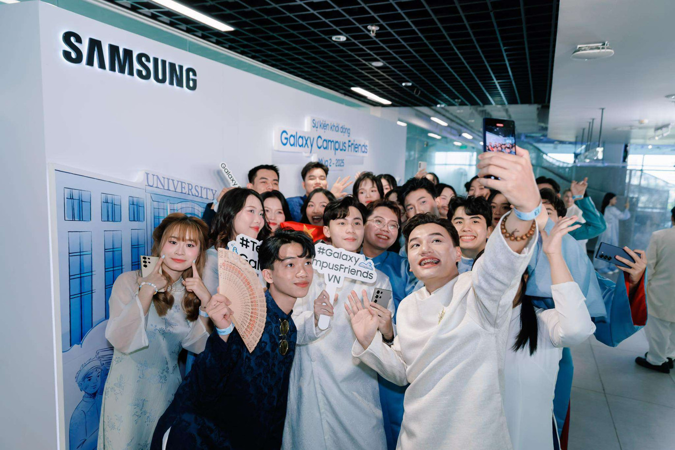 Khôi năng nổ tham gia các hoạt động. Khôi năng nổ tham gia các hoạt động.