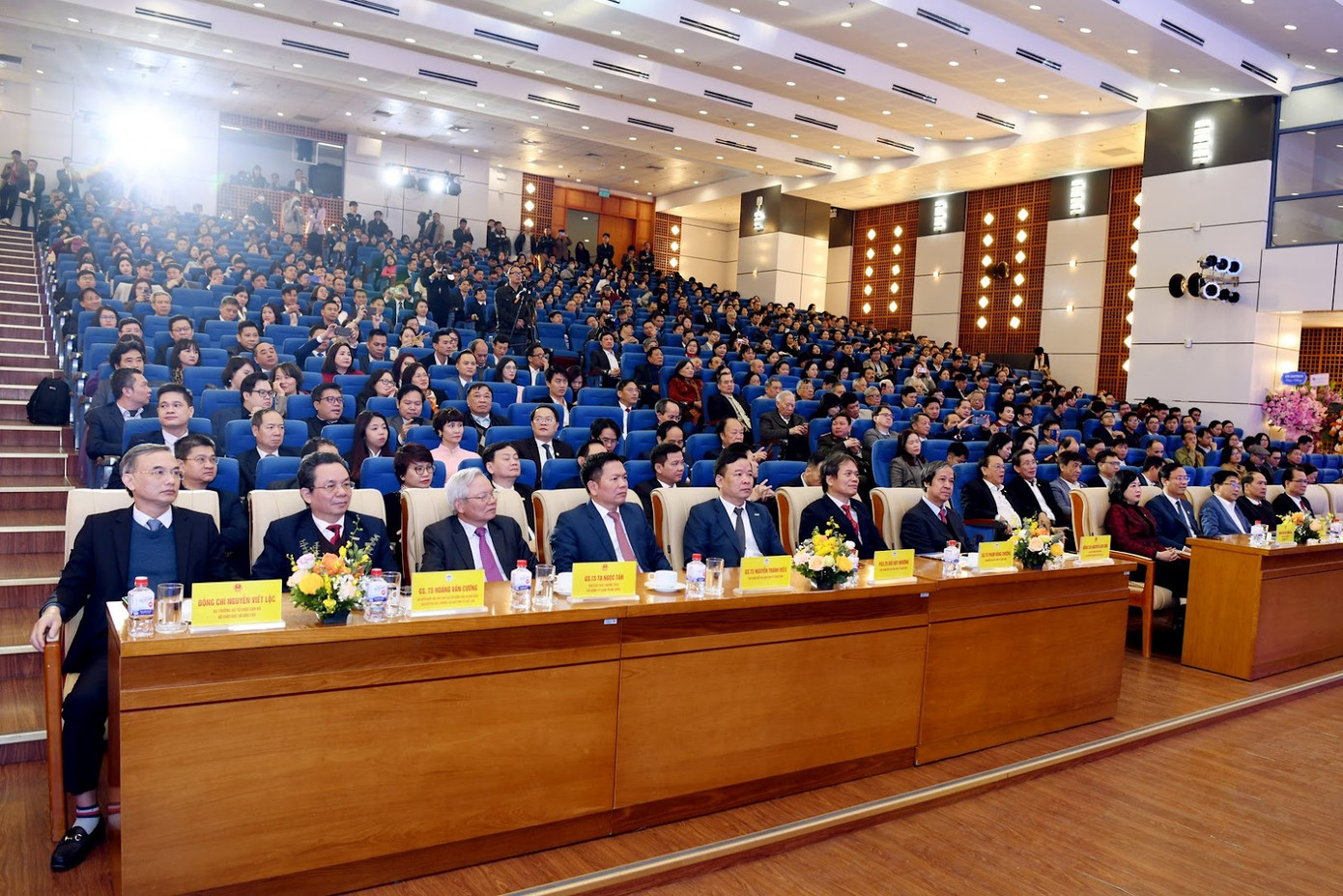 Quang cảnh tại buổi Lễ công bố Quyết định của Thủ tướng Chính phủ chuyển Trường Đại học Kinh tế Quốc dân thành Đại học Kinh tế Quốc dân. Quang cảnh tại buổi Lễ công bố Quyết định của Thủ tướng Chính phủ chuyển Trường Đại học Kinh tế Quốc dân thành Đại học Kinh tế Quốc dân.