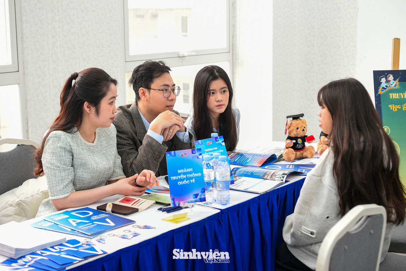 Học viện Ngoại giao bố trí hai phòng tư vấn chuyên biệt, với đội ngũ cán bộ, giảng viên và sinh viên giàu kinh nghiệm, sẵn sàng giải đáp mọi thắc mắc và cung cấp thông tin tuyển sinh chính xác nhất.