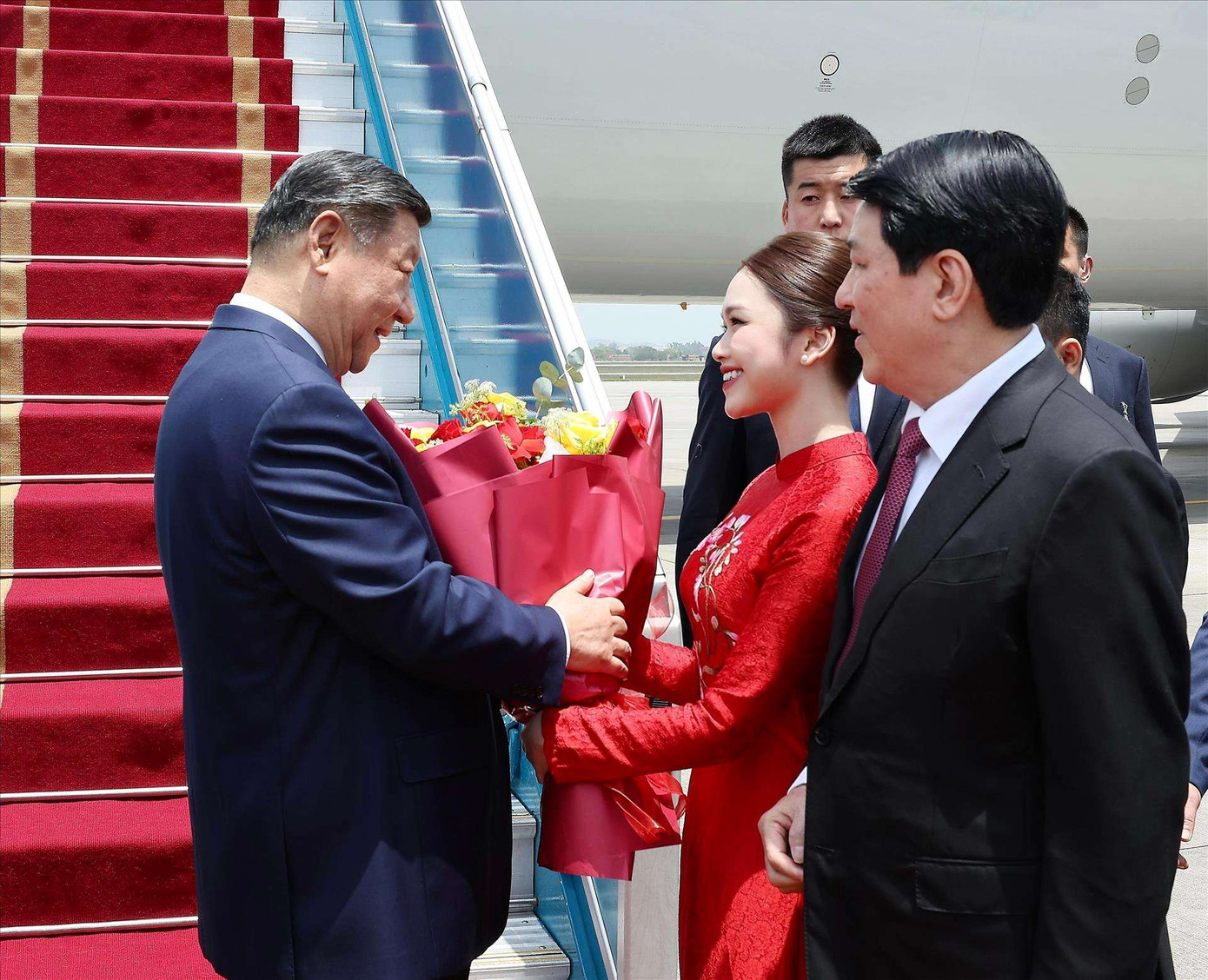 Đoàn Thị Xuân Linh - nữ sinh vinh dự đại diện tặng hoa cho Tổng Bí thư, Chủ tịch nước Trung Quốc Tập Cận Bình (Nguồn: Thông tấn xã Việt Nam) Đoàn Thị Xuân Linh - nữ sinh vinh dự đại diện tặng hoa cho Tổng Bí thư, Chủ tịch nước Trung Quốc Tập Cận Bình (Nguồn: Thông tấn xã Việt Nam)