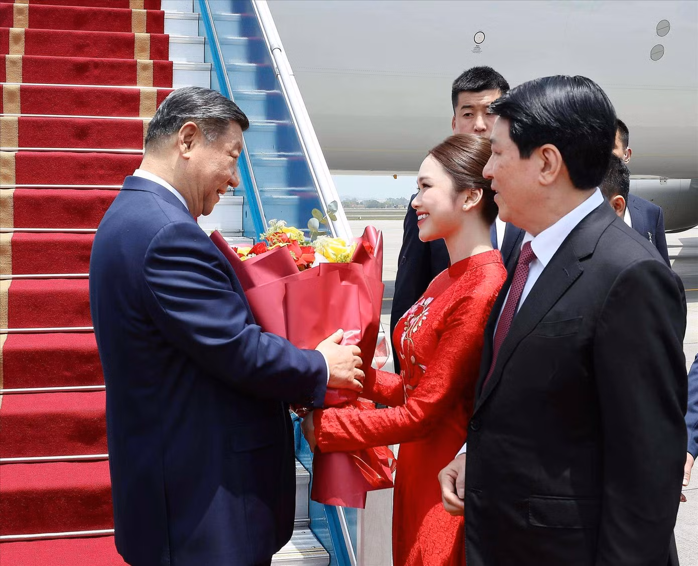 Đoàn Thị Xuân Linh - nữ sinh vinh dự đại diện tặng hoa cho Tổng Bí thư, Chủ tịch nước Trung Quốc Tập Cận Bình (Nguồn: Thông tấn xã Việt Nam)