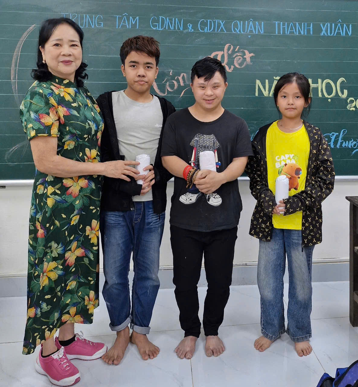 Cô giáo Phạm Thị Huyền cùng học sinh trong buổi tổng kết lớp. (Ảnh: NVCC) Cô giáo Phạm Thị Huyền cùng học sinh trong buổi tổng kết lớp. (Ảnh: NVCC)