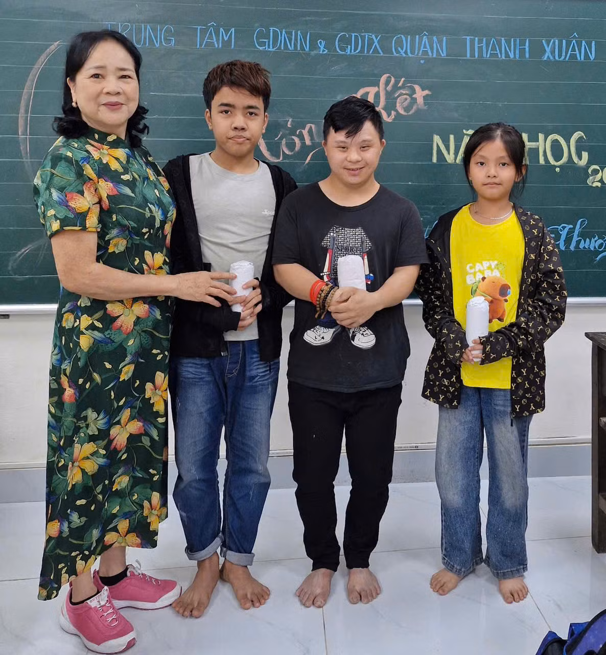 Cô giáo Phạm Thị Huyền cùng học sinh trong buổi tổng kết lớp. (Ảnh: NVCC)