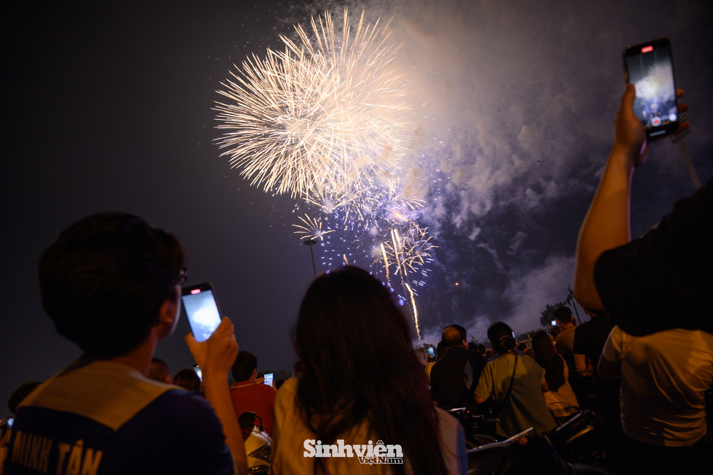 Hàng nghìn người đã tập trung tại khu vực trước Sân vận động Mỹ Đình để chiêm ngưỡng màn pháo hoa. Nhiều gia đình cũng tranh thủ ghi lại những khoảnh khắc rực rỡ.