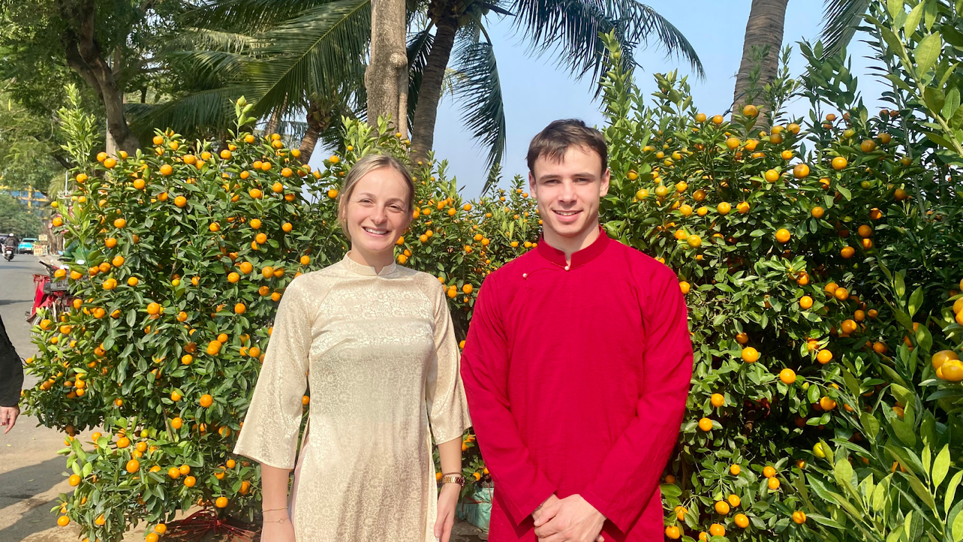 Clara và Mika đi thăm chợ hoa Xuân ngắm quất, đào Clara và Mika đi thăm chợ hoa Xuân ngắm quất, đào