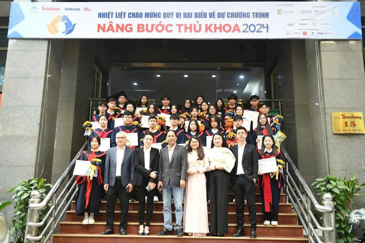 Thanh (hàng đầu bên trái) vinh dự nhận học bổng Nâng bước thủ khoa 2024. Thanh (hàng đầu bên trái) vinh dự nhận học bổng Nâng bước thủ khoa 2024.