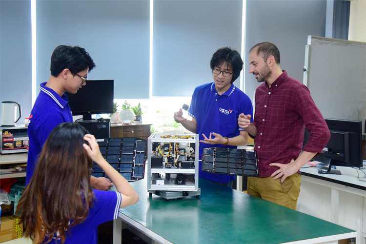 Sinh viên USTH trong giờ thực hành. Sinh viên USTH trong giờ thực hành.